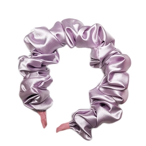 Cerchietto viola in finta seta con pieghe a bolle e un elegante design a trama annodata