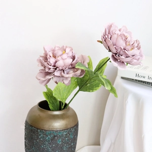 Elegante künstliche Pfingstrose in Morandi-Rosa-Violett mit Vintage-Vase für Deko