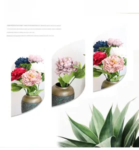 Künstliches Pfingstrosen-Arrangement in Vintage-Keramikvase für die Innendekoration