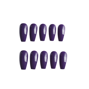 Uñas postizas largas tipo ataúd violeta oscuro brillante, set de 10 en fondo blanco