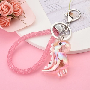 Nahaufnahme des rosa schillernden Dinosaurier-Schlüsselanhängers mit Perlen-Lanyard