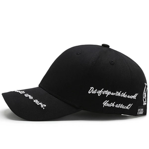 Berretto da baseball in cotone nero con ricamo bianco laterale e visiera curva trendy