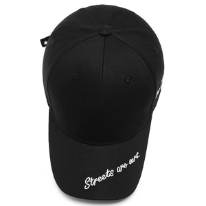 Berretto da baseball in cotone nero con ricamo bianco e visiera curva classica