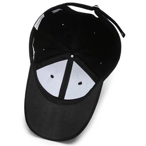 Vista interna del cappellino da baseball nero in cotone con cinturino regolabile