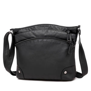 Sac bandoulière en cuir souple noir avec bandoulière réglable et détail de fermeture éclair