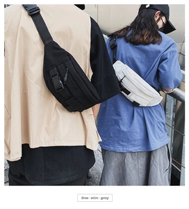 Outdoor-Aufnahme von Modellen mit schwarz-weißen Segeltuch-Brusttaschen im Streetstyle