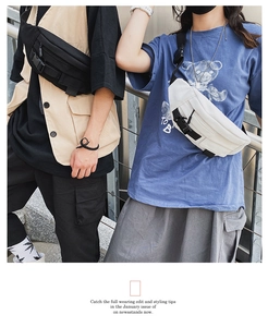 Crossbody-Taschen aus Canvas in Schwarz und Weiß, getragen von Models im Freien