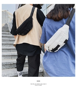 Detail von Street-Style Canvas-Brusttaschen in Schwarz und Weiß mit taktischen Schnallen