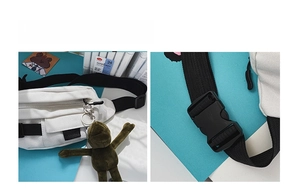 Detailansicht der weißen Segeltuch-Brusttasche mit Gurt und grünem Frosch-Plüschanhänger