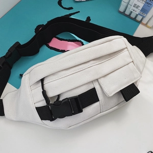 Detailansicht der cremeweißen Canvas-Brusttasche mit Multi-Pocket-Design und Nylon-Gurt