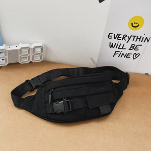 Detailansicht der schwarzen Canvas-Brusttasche mit verstellbaren Schnallen und Fächern