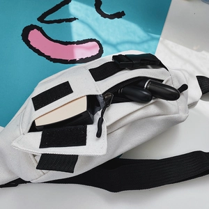 Details der Innenkapazität der weißen Canvas-Brusttasche mit mehreren Taschen