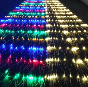 Détail de filets lumineux solaires LED multicolores et blanc chaud avec ampoules étanches