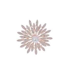 Élégante broche fleur en or rose avec perle centrale et strass scintillants