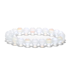 Mattes Mondstein-Perlenarmband mit schimmerndem Glanz auf minimalistischem Hintergrund