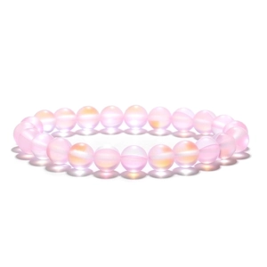 Armband mit 8mm rosa Mondsteinperlen und irisierendem Glasglanz auf weißem Hintergrund