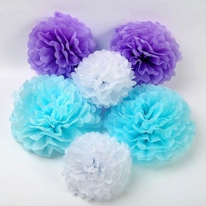 Dettaglio di fiori in carta velina viola e blu in varie dimensioni per decorazioni