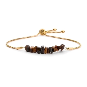 Detailed macro view of the gold-plated chain and the adjustable slide clasp on the bracelet