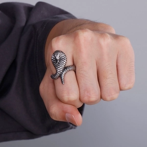 Vintage-Punk-Kobrareng in antikem Silber-Finish am Finger eines Mannes für kühnen Stil