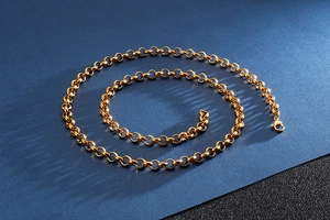 Makro-Detail einer goldenen Edelstahl-Ankerkette mit sicherem Karabinerverschluss