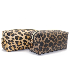 Make-up-Tasche mit Leopardenmuster und goldenem Reißverschluss aus strukturiertem PU-Leder