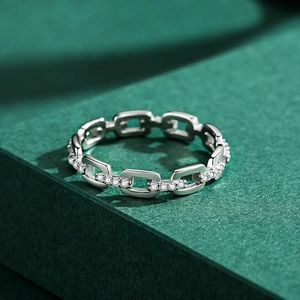 Anello a catena moderno in argento s925 con zirconi cubici su sfondo verde