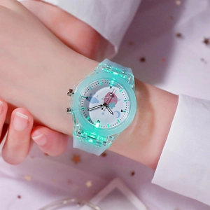 Gros plan sur une montre LED enfant avec bracelet silicone et cadran étoilé lumineux