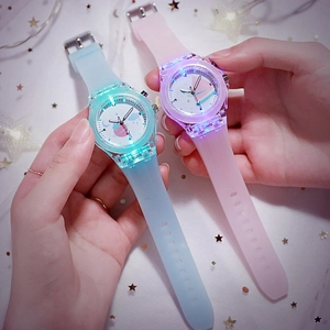 Gros plan sur des montres LED rose et bleu brillant avec cadran aux motifs célestes