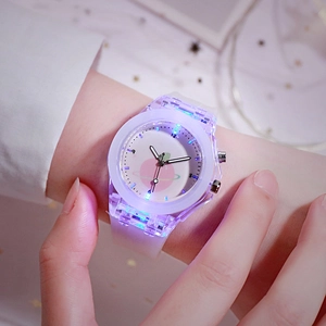 Gros plan d'une montre LED lumineuse avec bracelet en silicone violet et motif de pêche