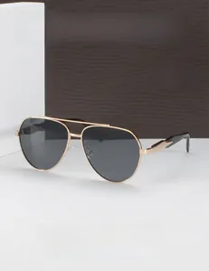 Vue détaillée des lunettes aviateur classiques avec double pont en métal doré brillant