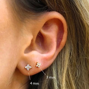 Minimalist S925 silver flower stud earrings set with crystal zircons in 3mm and 4mm