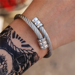 Retro gedraaide roestvrijstalen kabelarmband met drievoudige cilinderuiteinden heren