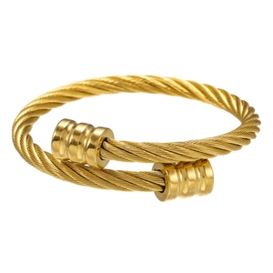 Gedetailleerde weergave van gouden gedraaide kabelarmband met cilindrische uiteinden