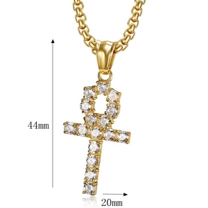 Vue détaillée du pendentif croix Ankh doré avec dimensions de 44mm par 20mm