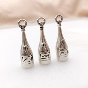 Detailansicht der Vintage-Silber-Weinflaschenanhänger mit WINE-Gravur für Schmuck
