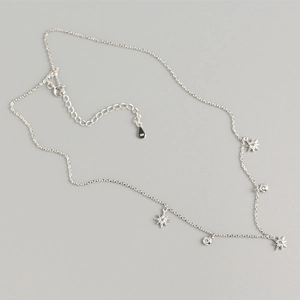 Detailed view of S925 sterling silver chain with star pendants and secure clasp closure