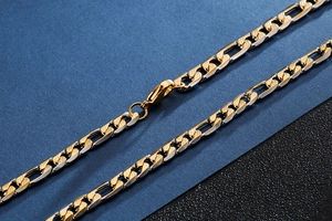 Detailansicht der zweifarbigen Edelstahlkette in Gold und Silber mit Karabinerverschluss