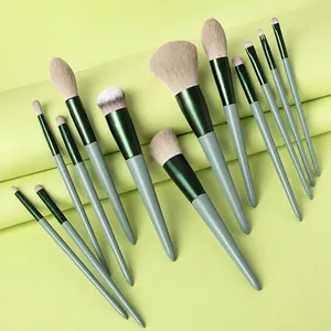 Detalle del juego de 12 brochas de maquillaje verde frijol con cerdas sintéticas