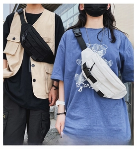 Canvas Brusttasche in Schwarz und Weiß am Model zur Darstellung von Größe und Stil