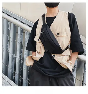 Detail einer schwarzen Nylon-Brusttasche mit verstellbarem Gurt und Schnalle am Model