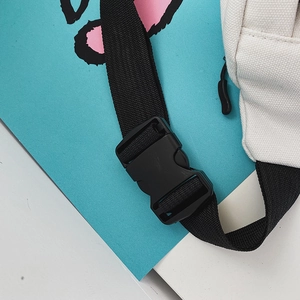 Nahaufnahme des verstellbaren schwarzen Nylon-Schultergurts und Schnalle der Tasche