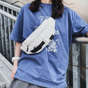 Weiße Canvas-Brusttasche im japanischen Stil mit schwarzem Gurt für Freizeit und Outdoor