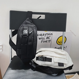 Detailansicht der Canvas-Brusttasche mit verstellbaren Schnallenriemen und Reißverschluss