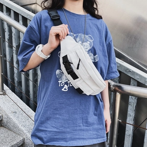 Weiße Canvas-Brusttasche mit schwarzem Gurt und Schnalle im minimalistischen Stadt-Stil