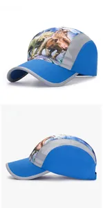 Détail de la casquette dinosaure bleue pour enfants avec tissu maille respirant