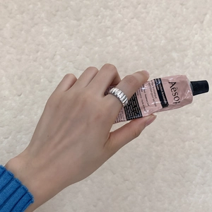Vue détaillée d'une large bague en argent sterling 925 avec texture côtelée au doigt