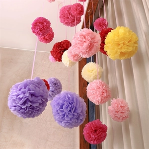 Dettaglio di palline di fiori in carta a nido d'ape colorate per decorazioni natalizie festive
