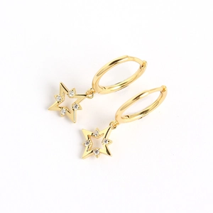 Boucles d'oreilles étoile en argent S925 doré avec zircons sur fond blanc épuré