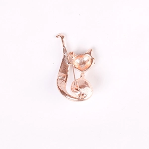 Vue arrière détaillée de la broche chat montrant le fermoir de sécurité et l'or rose