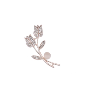 Vue détaillée de la broche tulipe avec placage en or rose et strass blancs brillants